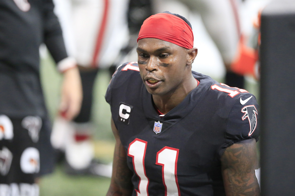 Schefter] Seven-time Pro Bowl wide receiver Julio Jones is signing a  one-year deal with the Tampa Bay Buccaneers, per source. The soon-to-be  45-year Tom Brady now will have a chance to throw