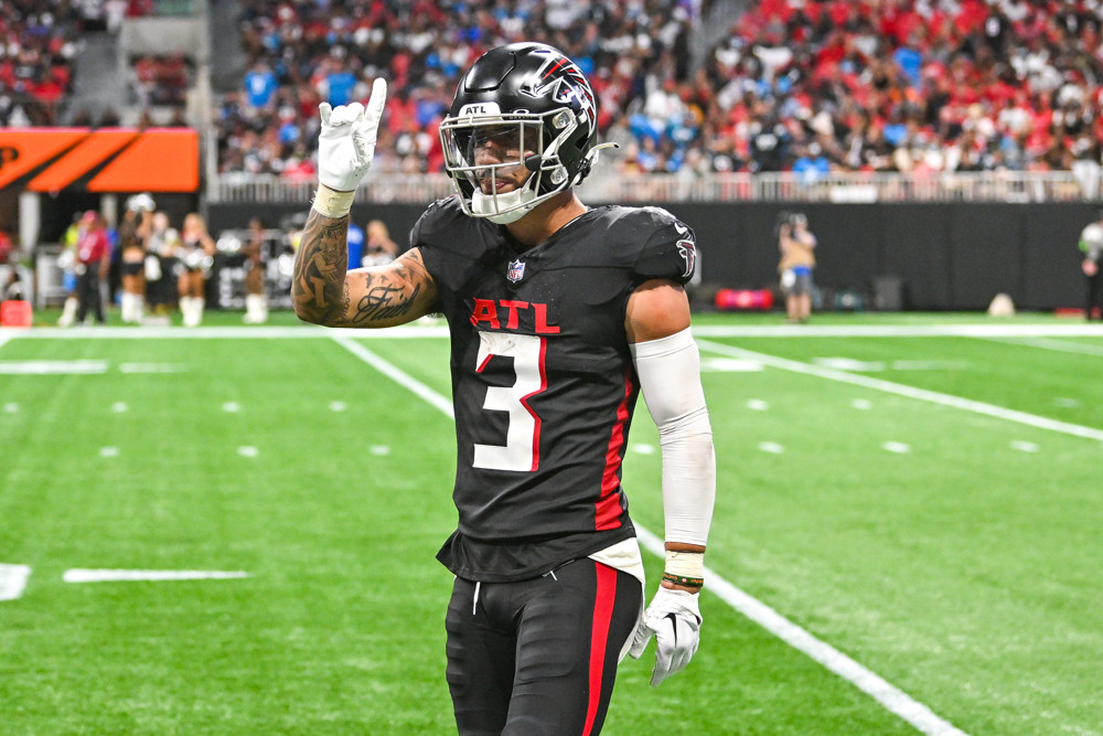 PFF on X: Jessie Bates III in his Falcons debut: ✌️ 94.5 PFF