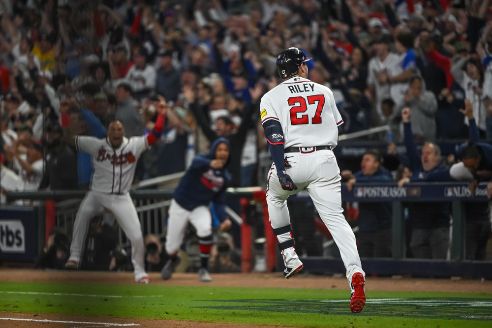 Braves' Austin Riley makes ridiculous catch that leaves Phillies stunned