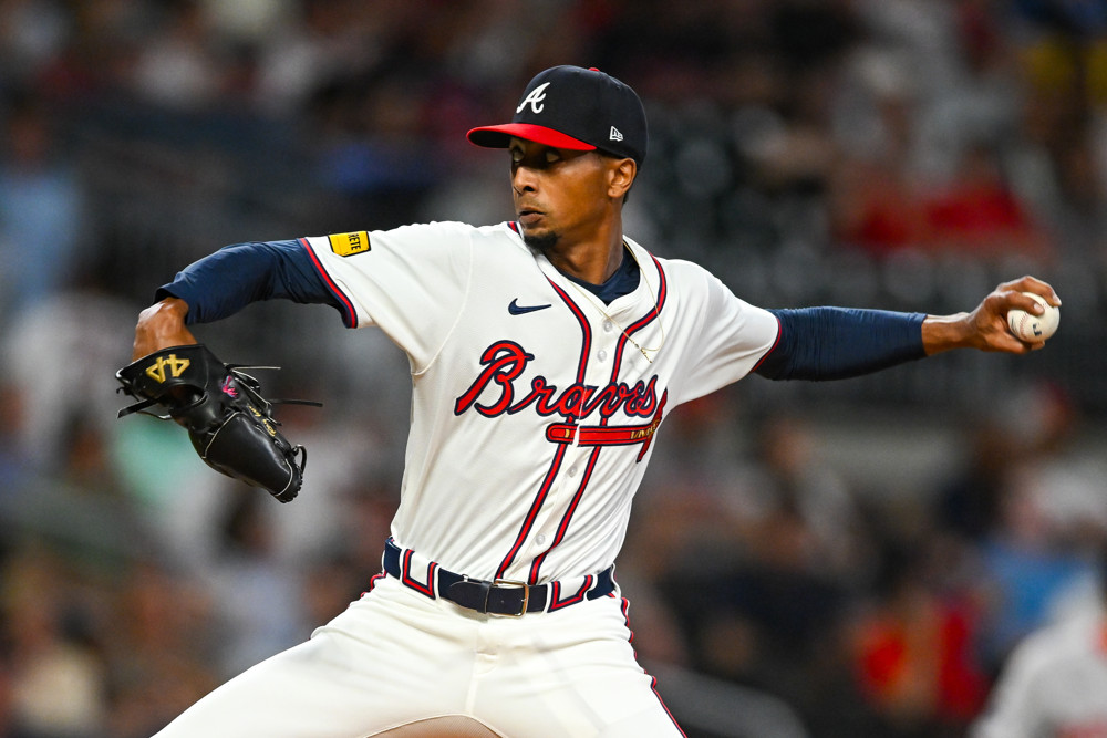 Braves bring back two pitchers on minor-league contracts